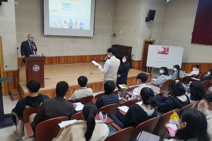 Лекция на посланик Петко Драганов пред ученици от гимназията „Wonmook ” в Сеул